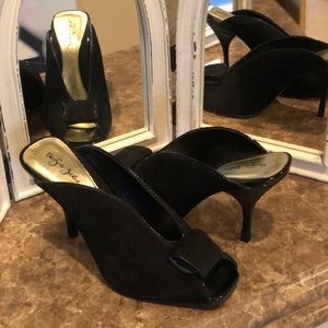 Vintage style peep toe heels